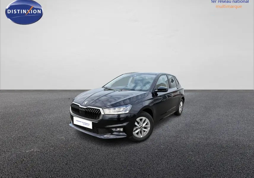 Skoda Fabia noire vue en 3/4 avant droit, avec jantes alliage argent et calandre chromée.