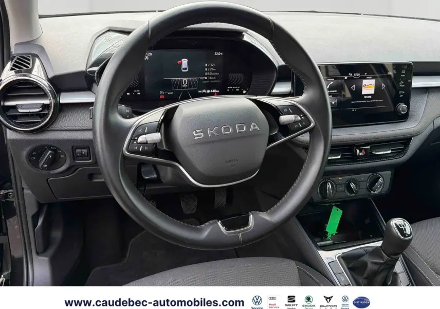 Vue intérieure centrée sur le volant cuir multifonctions et tableau de bord digital de la Skoda Fabia 2025.