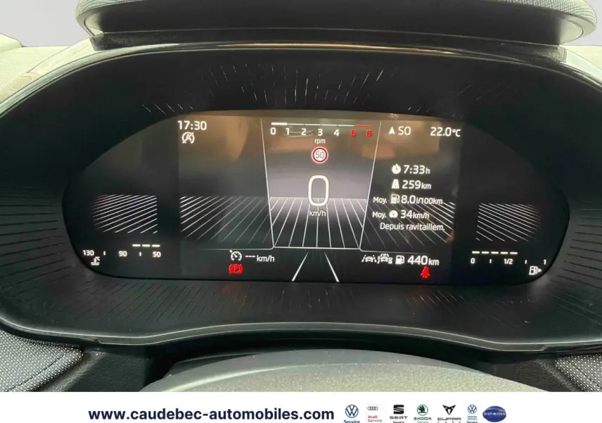 Affichage numérique du tableau de bord de la Skoda Fabia 2025, vue frontale, avec informations de conduite et vitesse à 0 km/h.