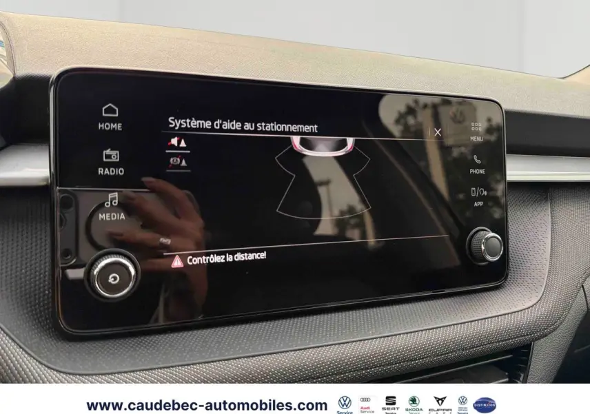 Écran tactile du système d’aide au stationnement dans l’habitacle d’une Skoda Fabia noire, vue rapprochée.