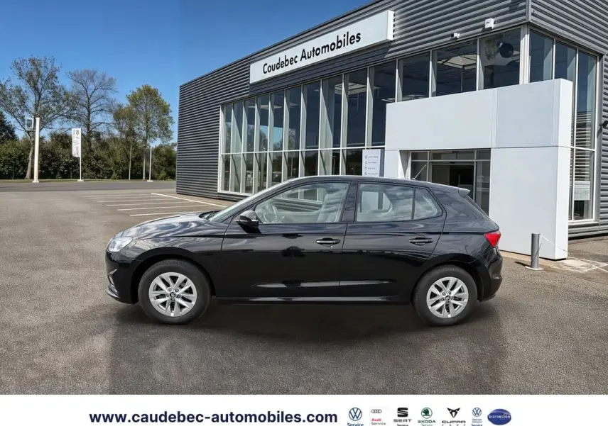 Vue de profil côté gauche d'une Skoda Fabia noire 2025 garée devant un showroom moderne.