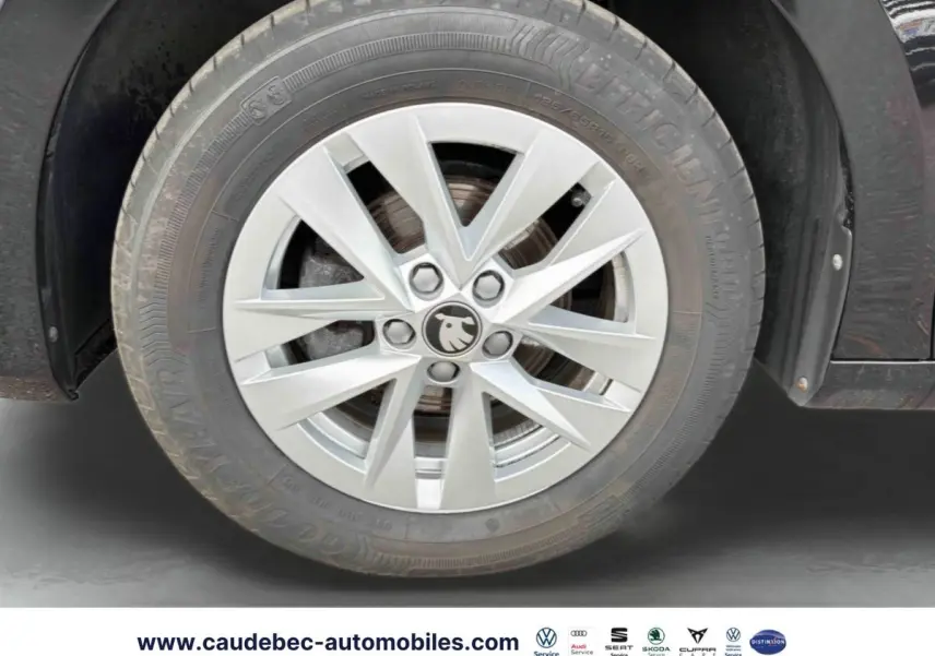 Gros plan sur la jante alliage 15'' argent d'une Skoda Fabia noire, avec pneu Goodyear visible côté gauche.