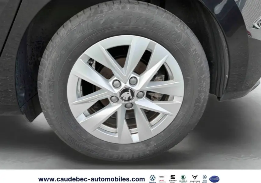 Gros plan sur la roue avant droite noire d'une Skoda Fabia 2025 avec jante alliage argentée à 10 branches.