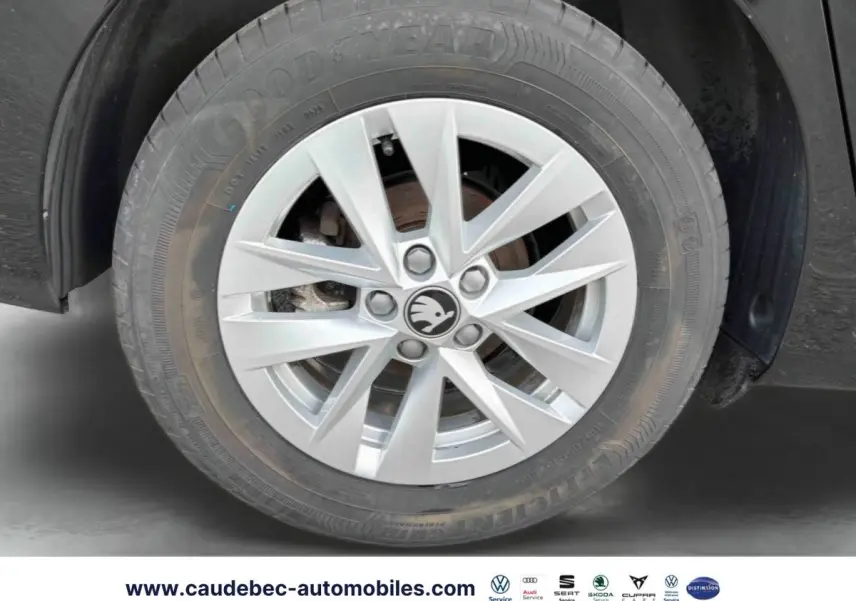 Gros plan sur la jante alliage argent 15'' Rotare d'une Skoda Fabia noire, avec pneu Goodyear visible.