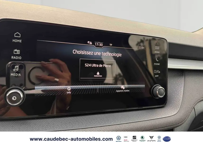 Écran tactile multimédia 8,25'' de la Skoda Fabia 2025 affichant un menu de sélection de technologie.