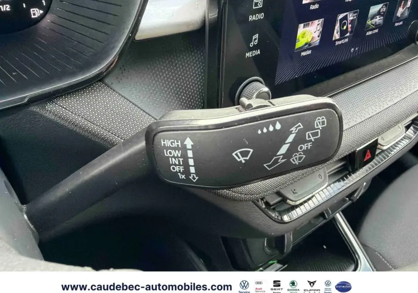 Gros plan sur la commande d’essuie-glace côté gauche du tableau de bord d’une Skoda Fabia noire 2025.