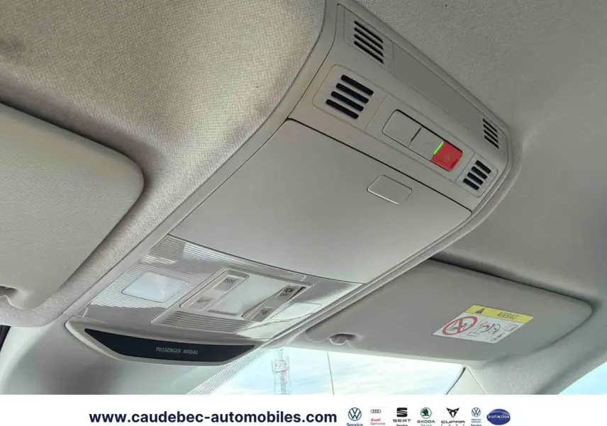 Vue intérieure du plafonnier gris clair avec commandes d’éclairage et alerte d’airbag du Skoda Fabia noir 2025.