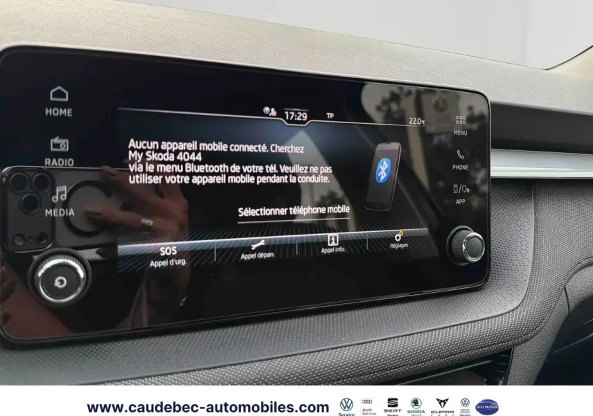 Vue rapprochée de l’écran tactile 8,25’’ du tableau de bord du Skoda Fabia 2025 avec interface Bluetooth affichée.