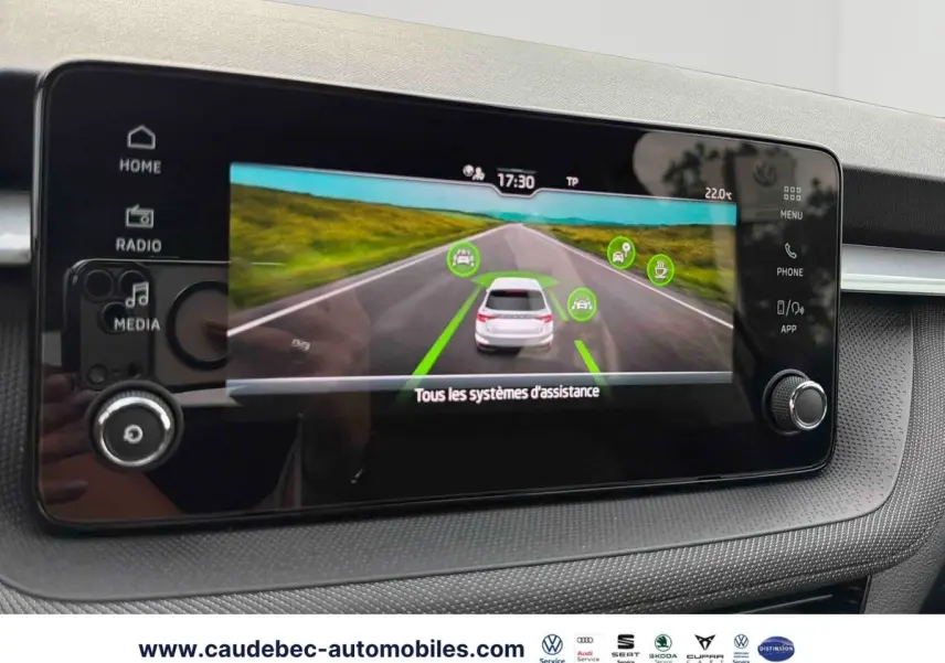 Écran tactile intérieur du Skoda Fabia 2025 affichant les systèmes d’assistance à la conduite.
