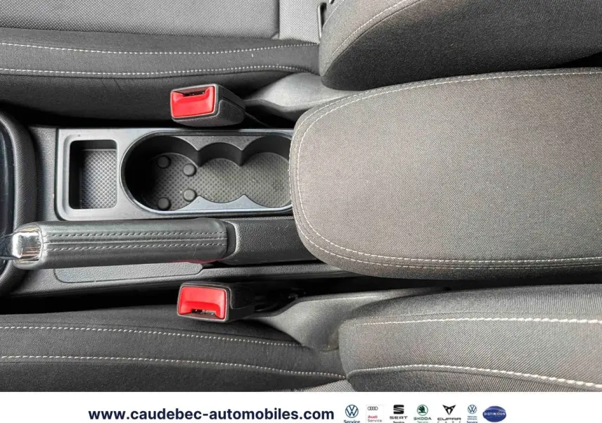 Vue plongeante sur la console centrale noire de la Skoda Fabia 2025, avec frein à main et accoudoir tissu.