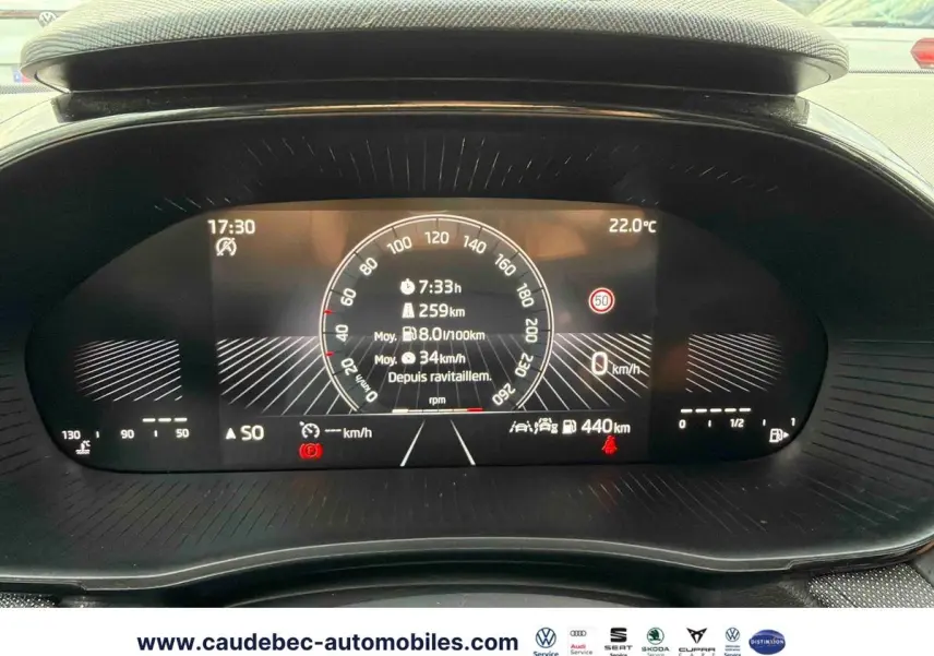 Affichage numérique du tableau de bord de la Skoda Fabia 2025, montrant vitesse, consommation et autonomie.