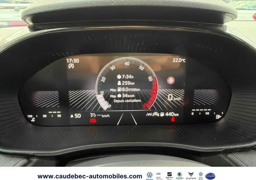 Vue rapprochée du tableau de bord numérique de la Skoda Fabia 2025, affichant les informations de conduite en mode essence.