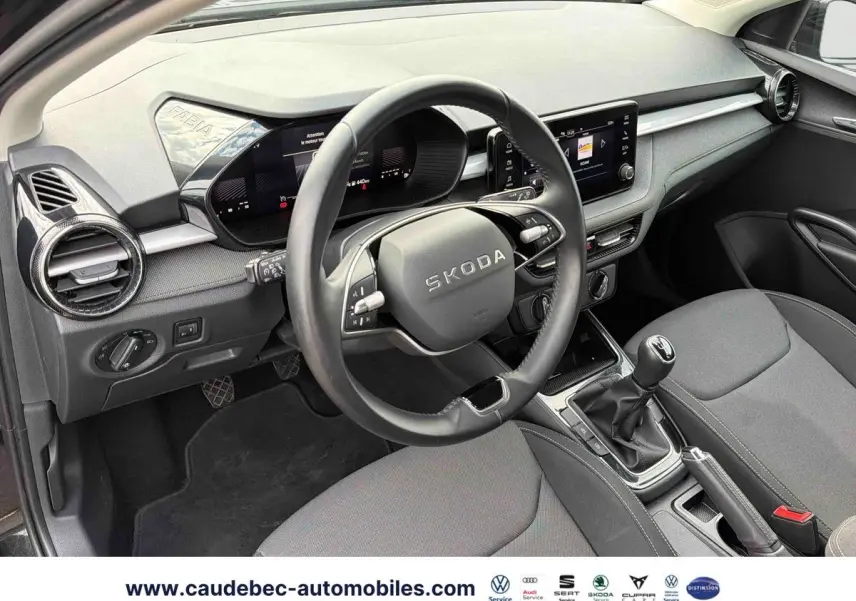 Vue intérieure côté conducteur de la Skoda Fabia 2025 noire, volant cuir 2 branches et tableau de bord digital.
