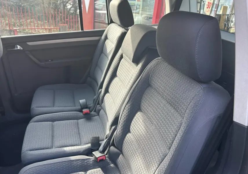 Vue intérieure des sièges arrière gris du Volkswagen Touran 1.9 TDI 2004, montrant les appuie-têtes et ceintures de sécurité.