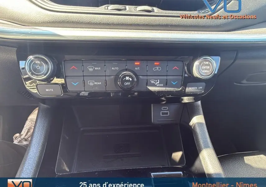 Console centrale avec commandes climatisation et port USB du Jeep Compass gris 2023 vue de face intérieure