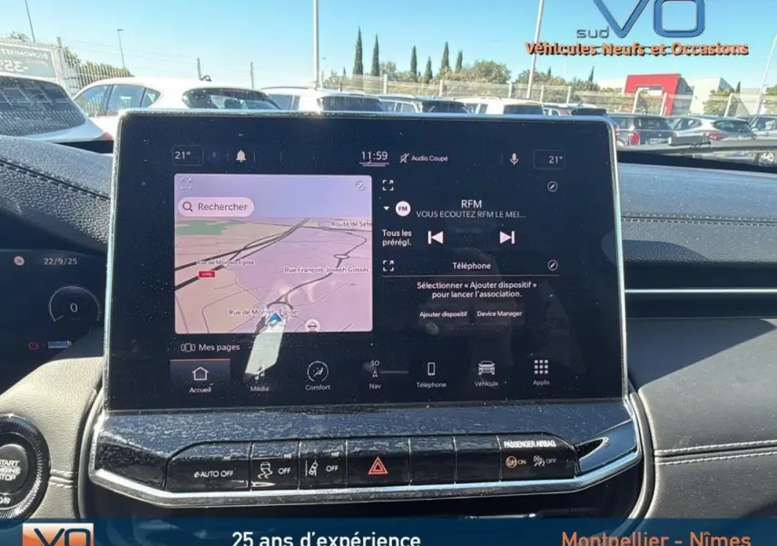 Écran tactile central du Jeep Compass gris 2023 affichant navigation et radio, intérieur moderne et lumineux