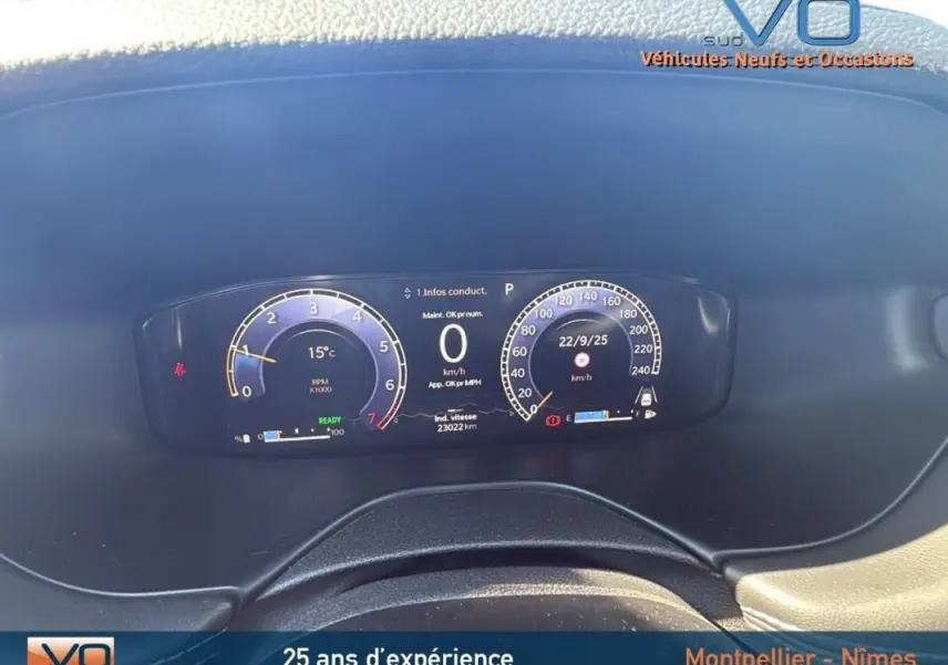 Tableau de bord numérique du Jeep Compass 2023 avec affichage digital des compteurs et informations de conduite.