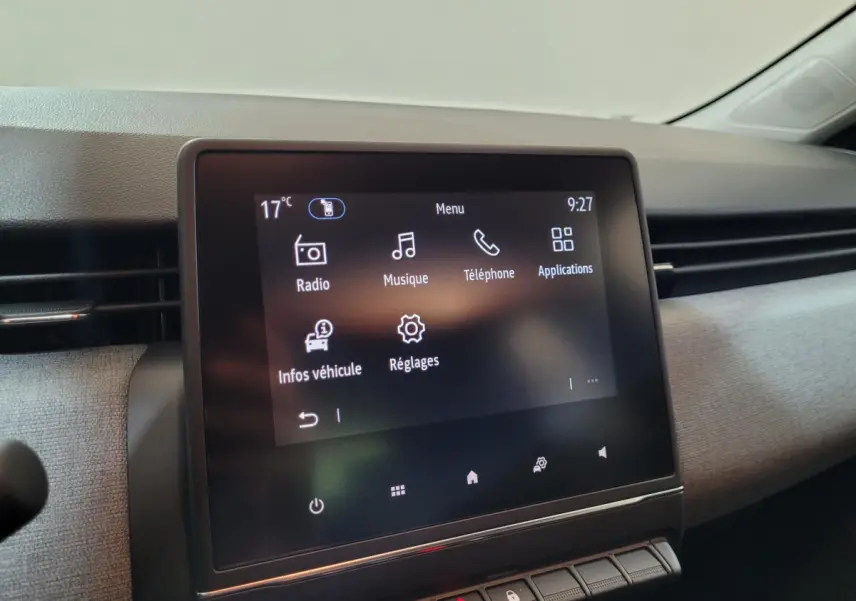 Écran tactile central affichant le menu multimédia dans l'habitacle gris clair de la Renault Clio 2025.