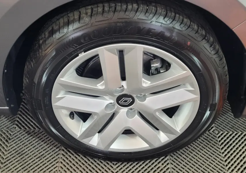 Gros plan sur la roue arrière droite d'une Renault Clio gris foncé Evolution Blue dCi 100 de 2025.