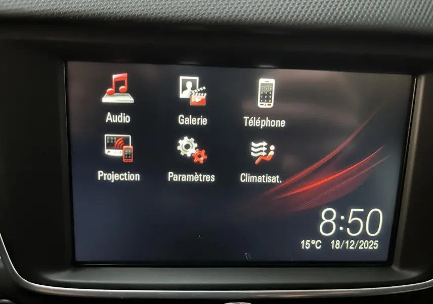 Écran tactile 7 pouces de l’Opel Crossland X blanc, affichant menu audio, téléphone et climatisation.