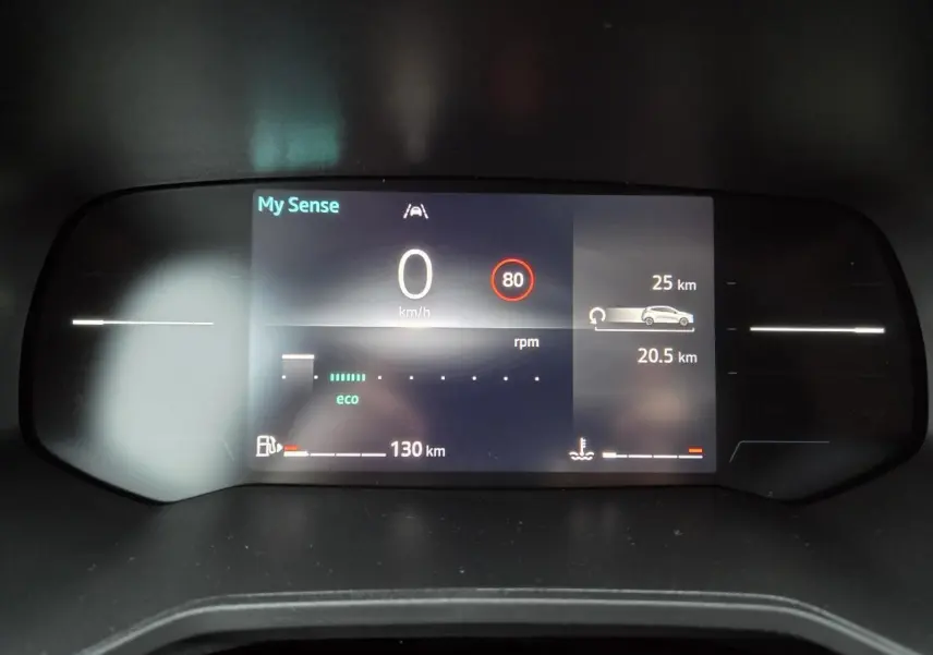 Affichage numérique du tableau de bord de la Renault Clio 2025 en mode My Sense, indiquant vitesse, autonomie et mode éco.