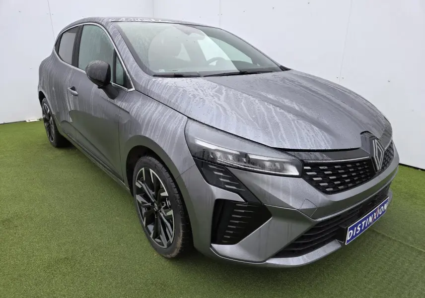 Renault Clio V gris schiste métal vue 3/4 avant droit avec jantes alliage noires et détails chromés.