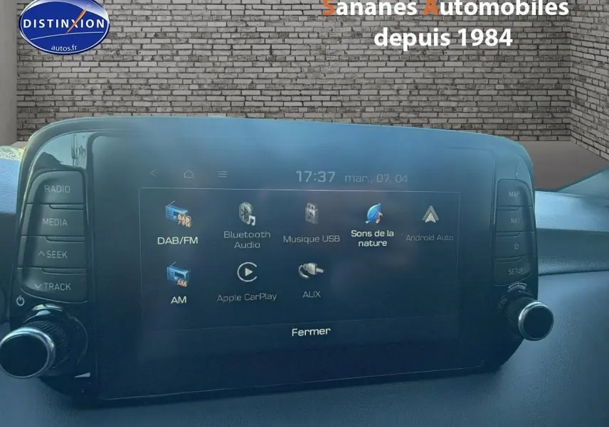 Vue intérieure centrée sur l'écran tactile multimédia du Hyundai Tucson 1.6 Hybrid 136 N Line de 2020.