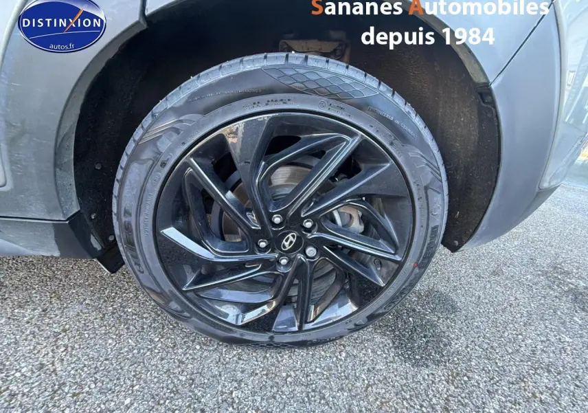 Gros plan sur la jante alliage noire du côté avant droit d'un Hyundai Tucson gris foncé N Line.