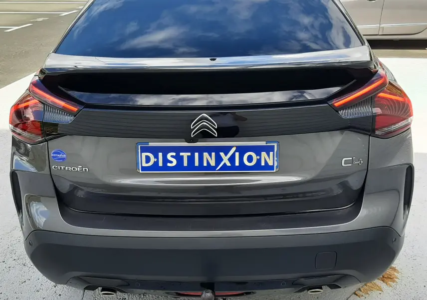 Vue arrière d'une Citroën C4 gris 2024 avec feux LED distinctifs et attelage de remorque visible.