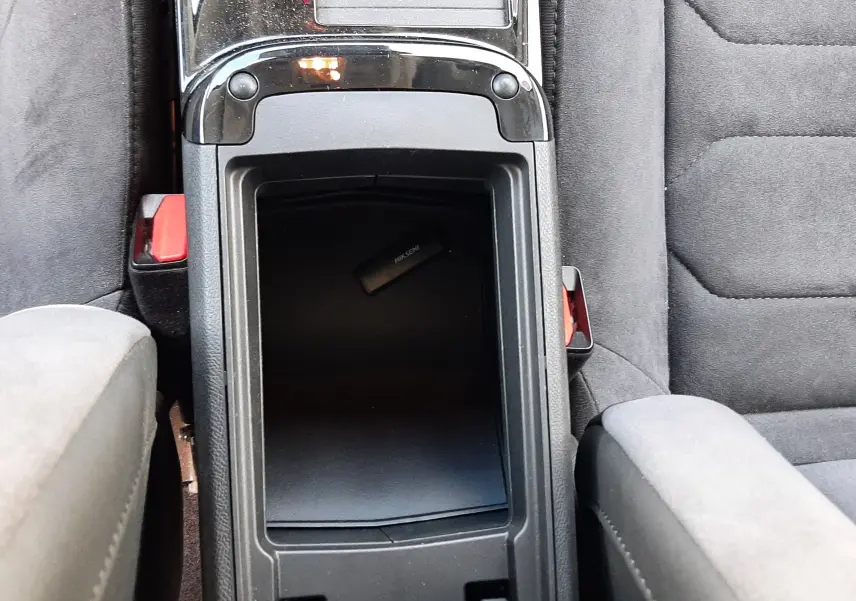 Vue plongeante sur la console centrale noire et les sièges gris de la Citroën C4 1.2 PureTech 2024.