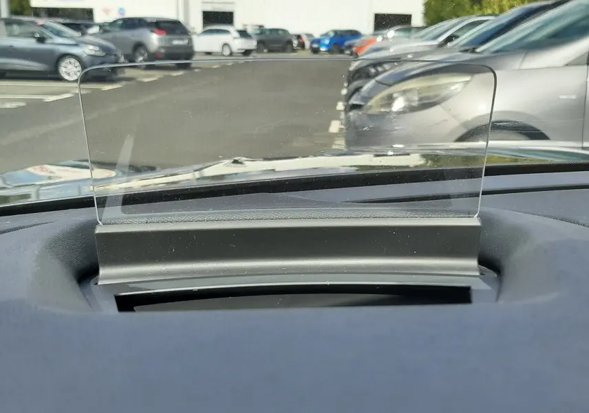 Vue intérieure du tableau de bord de la Citroën C4 2024, avec affichage tête haute transparent en position relevée.