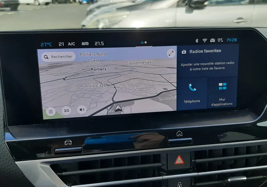 Écran tactile central du tableau de bord de la Citroën C4 2024 affichant la navigation et les options radio, intérieur noir.