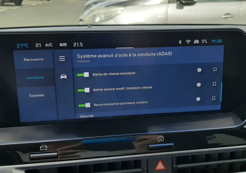 Écran tactile central de la Citroën C4 2024 gris montrant les réglages avancés d’aide à la conduite (ADAS) en intérieur.