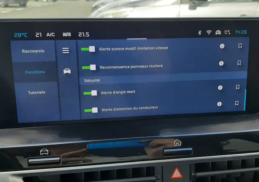 Écran central tactile du tableau de bord de la Citroën C4 2024 affichant les options de sécurité activées.