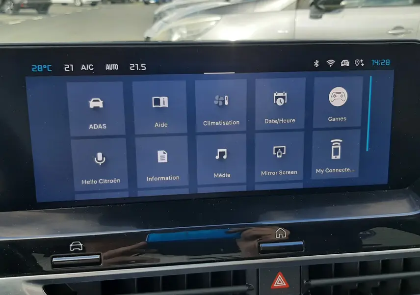 Écran tactile central de la Citroën C4 2024 affichant le menu principal avec commandes climatisation et aides à la conduite.