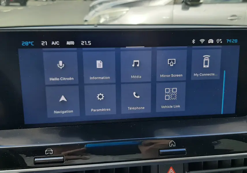 Écran tactile central de la Citroën C4 2024 gris, affichant le menu principal avec options multimédia et navigation.