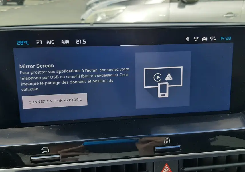 Écran tactile central du tableau de bord de la Citroën C4 gris 2024 affichant la fonction Mirror Screen.