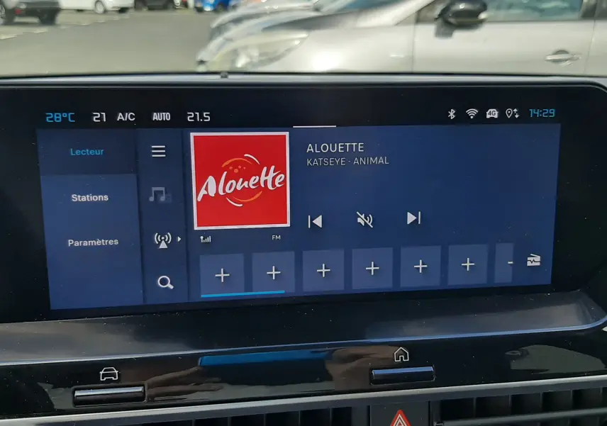 Écran tactile central du tableau de bord de la Citroën C4 2024 affichant la radio Alouette, avec commandes et aérateurs visibles.