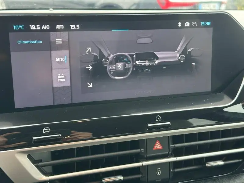 Écran tactile intérieur de la Citroën C4 X 2025 affichant la climatisation et le tableau de bord numérique.