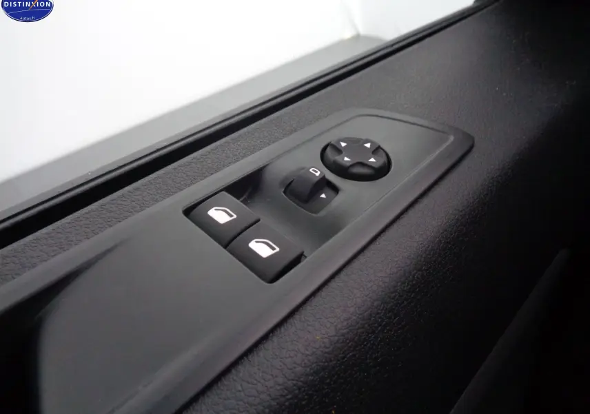 Détail des commandes de réglage des vitres et des rétroviseurs sur la porte côté conducteur du Peugeot Expert gris Artense 2023.