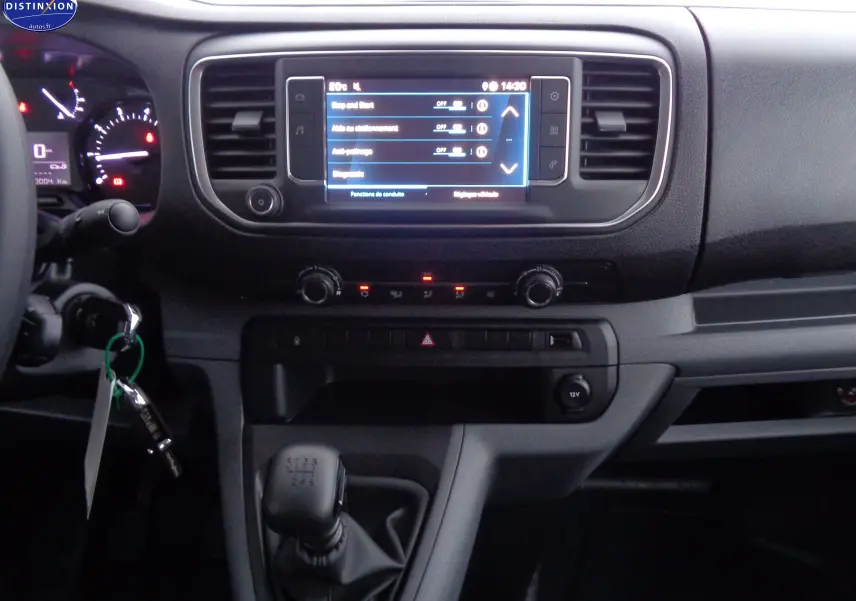 Vue intérieure du tableau de bord du Peugeot Expert Cabine Approfondie 2023, avec écran tactile et levier de vitesse manuel.