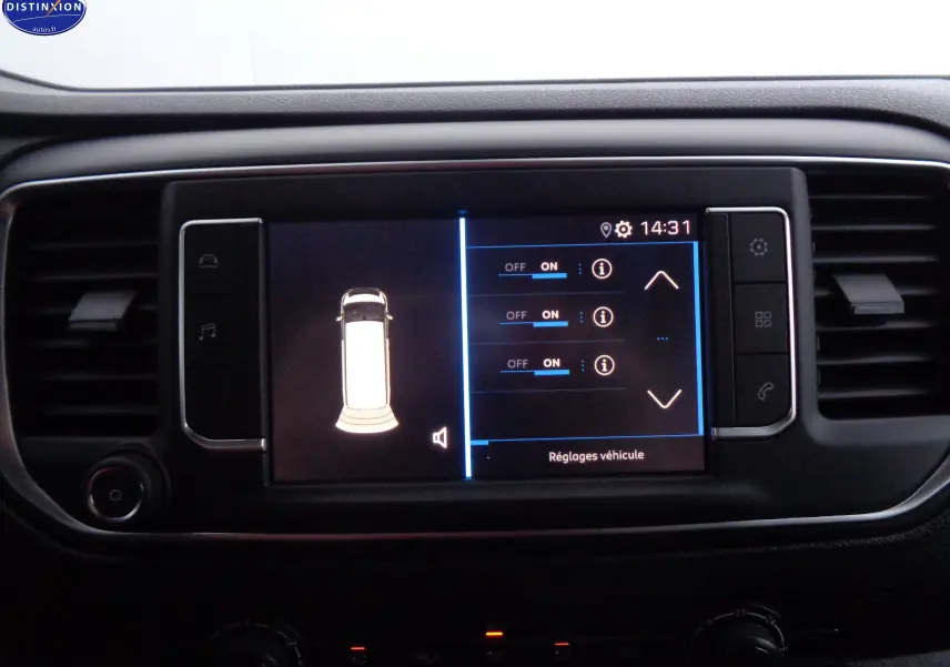 Écran tactile central du Peugeot Expert 2023 en mode réglages véhicule, avec interface claire et boutons latéraux visibles.