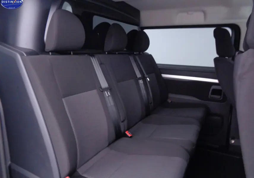 Vue latérale intérieure montrant la banquette arrière en tissu gris noir du Peugeot Expert Cabine Approfondie 2023.