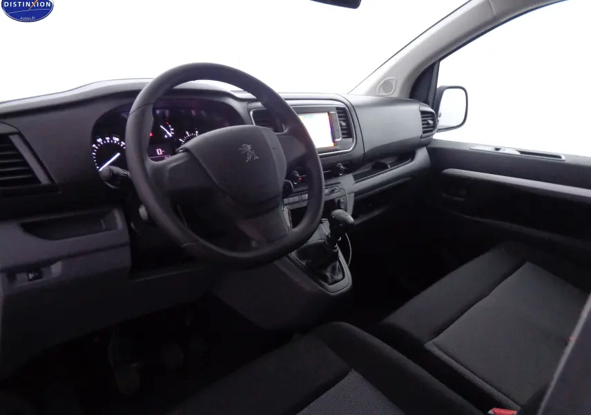 Intérieur du Peugeot Expert Cabine Approfondie 2023, vue côté conducteur, tableau de bord noir avec écran tactile et volant multifonction.
