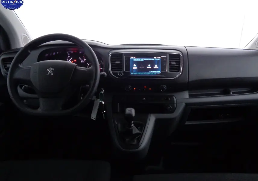 Vue intérieure frontale du tableau de bord du Peugeot Expert Cabine Approfondie gris, avec volant, écran tactile et boîte manuelle.