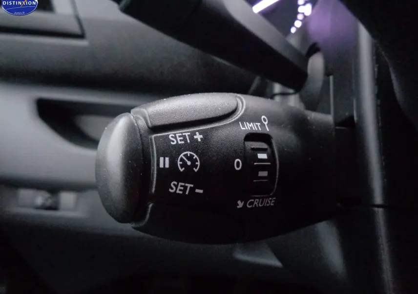 Gros plan sur la commande de régulateur de vitesse du Peugeot Expert Cabine Approfondie gris Artense, intérieur sombre.
