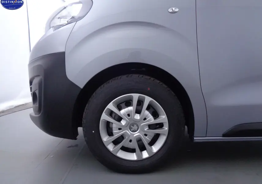 Gros plan sur la roue avant gauche d'un Peugeot Expert Cabine Approfondie gris Artense métal avec jante argentée.