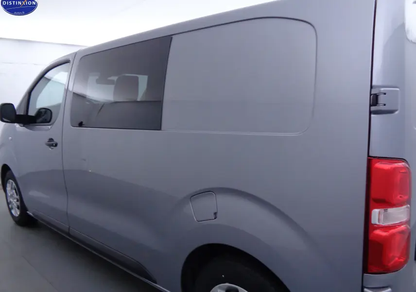 Vue latérale droite d'un Peugeot Expert Cabine Approfondie gris Artense métal avec vitre teintée et feux arrière rouges visibles.