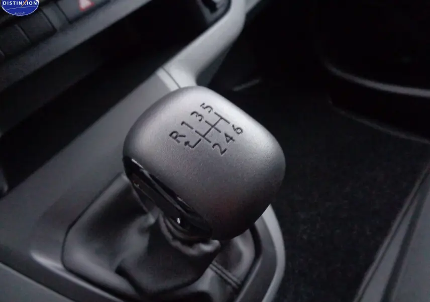 Gros plan sur le levier de vitesses manuel noir du Peugeot Expert Cabine Approfondie gris Artense 2023.