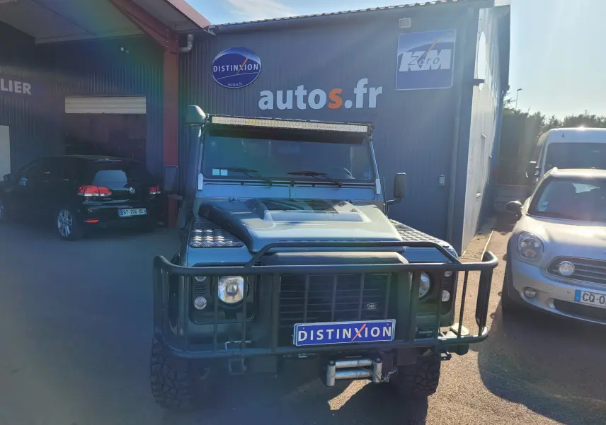 Vue frontale d'un Land Rover 110 Defender gris édition limitée 2015 avec pare-buffle et treuil visible.
